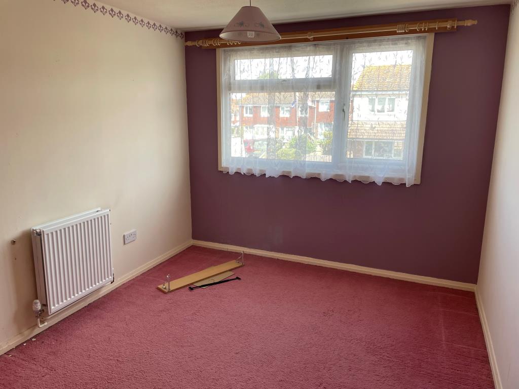 Lot: 19 - END-TERRACE HOUSE IN NEED OF REFURBISHMENT - Bedroom 2 to the front of the property